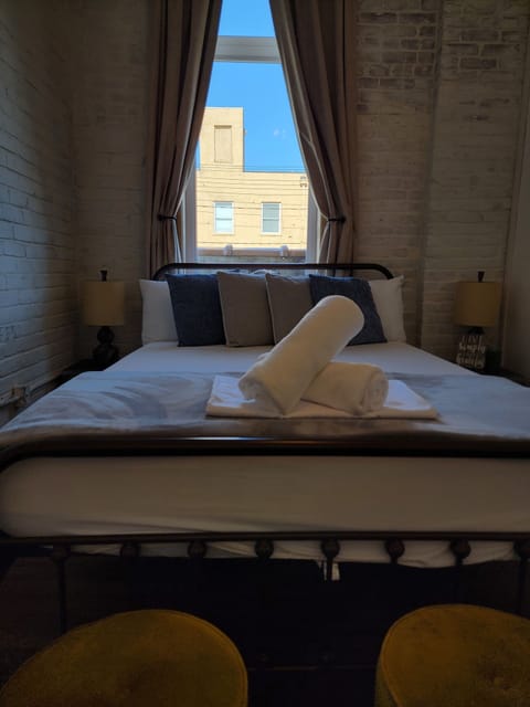 City Single Room | Memory foam beds, free WiFi, bed sheets