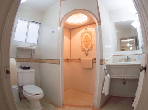 Quadruple Room | Bathroom | Shower, rainfall showerhead, free toiletries, hair dryer