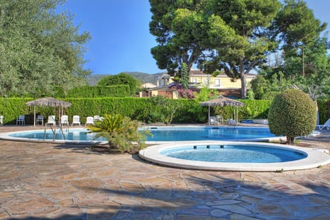 Seasonal outdoor pool, pool umbrellas, sun loungers