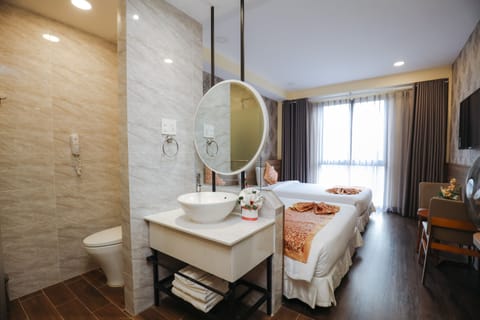 Superior Twin Room | Bathroom | Free toiletries, hair dryer, bathrobes, slippers