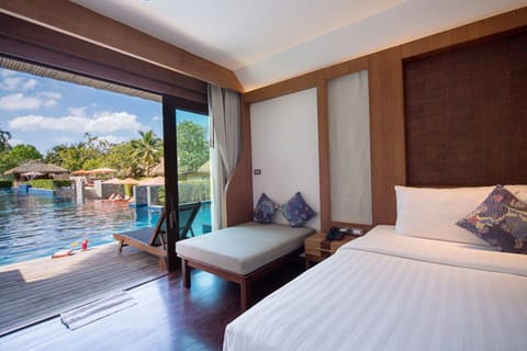 Deluxe Pool Access | Minibar, in-room safe, blackout drapes, free WiFi