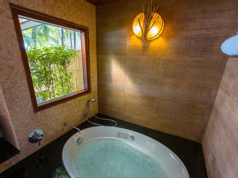 Deluxe Jacuzzi | Minibar, in-room safe, blackout drapes, free WiFi