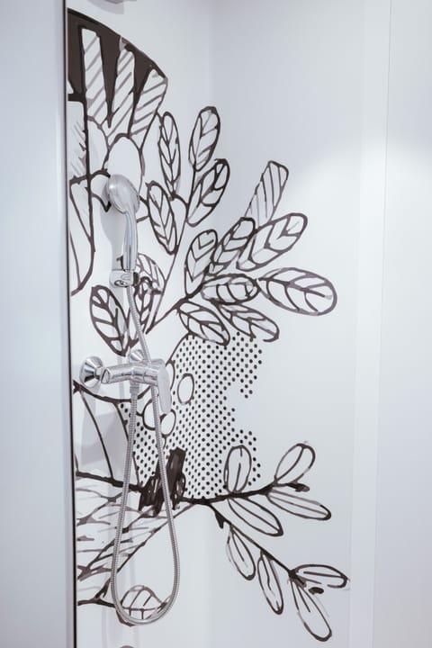 Hydromassage showerhead, eco-friendly toiletries, towels, soap