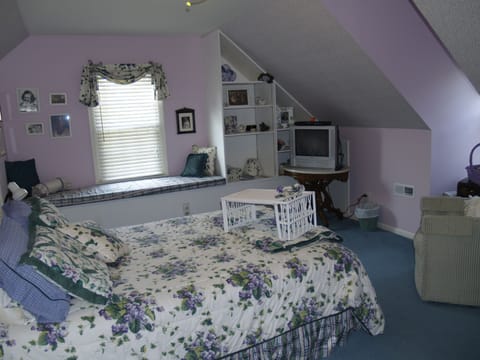The Violet Room | Individually decorated, iron/ironing board, free WiFi, bed sheets