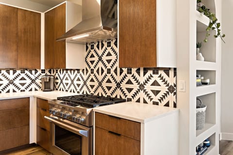 House, 3 Bedrooms | Private kitchen | Fridge, microwave, oven, coffee/tea maker