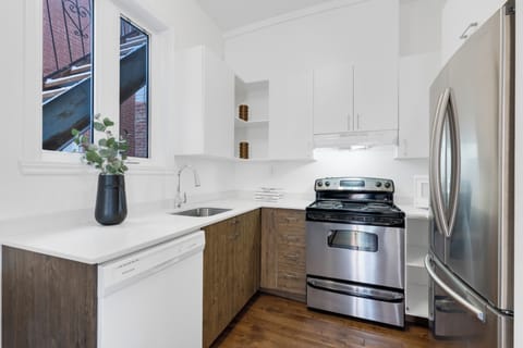 City Apartment, 1 Bedroom, Patio, City View (Mont-Royal 202) | Private kitchen | Full-size fridge, microwave, oven, stovetop