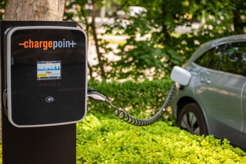 Electric vehicle charging station