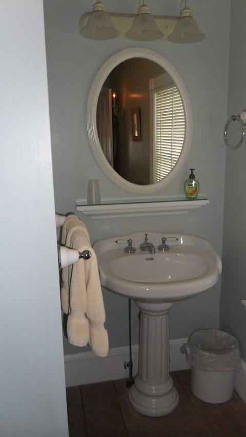 Traditional Double Room (December) | Bathroom | Combined shower/tub, hydromassage showerhead, free toiletries