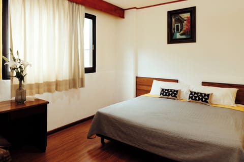 Deluxe Room, 1 King Bed | Free WiFi, bed sheets