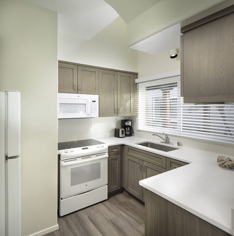 Condo | Private kitchen | Fridge, microwave, oven, stovetop