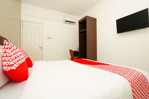 Standard Double Room | Laptop workspace, free WiFi, bed sheets