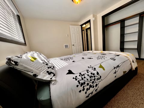 Business Condo, Multiple Bedrooms | Egyptian cotton sheets, premium bedding, down comforters, pillowtop beds