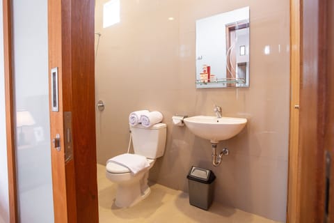 Standard Double Room | Bathroom | Shower, towels