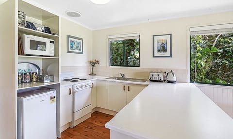 Lorikeet Luxury Cottage | Private kitchen | Fridge, microwave, oven, stovetop