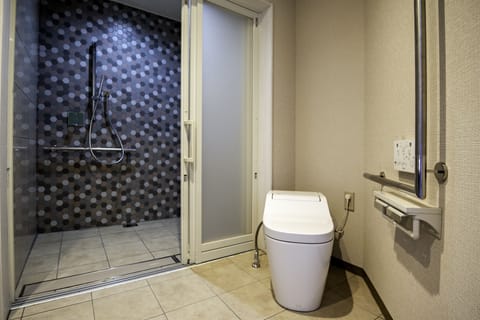 Universal Twin Room | Bathroom | Combined shower/tub, deep soaking tub, free toiletries, hair dryer