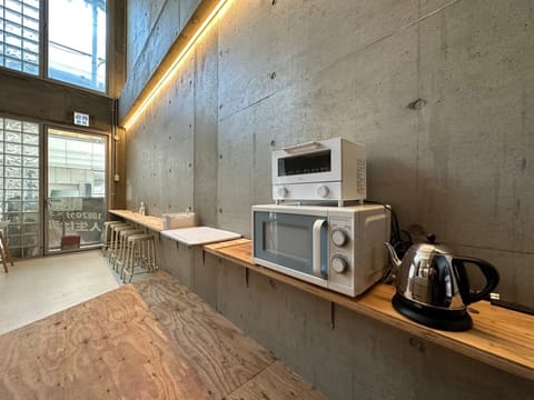 Unit 3A | Private kitchen | Fridge, microwave