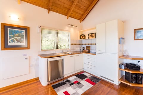 Treetops - King Studio with Spa Bath | Private kitchenette | Fridge, microwave, stovetop, coffee/tea maker