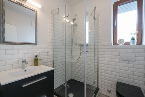 Deluxe Double Room | Bathroom shower