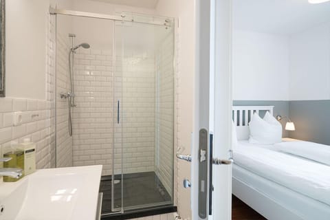 Superior Double Room | Bathroom | Shower, free toiletries, hair dryer, towels