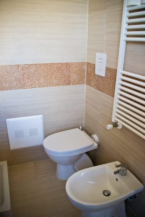 Double Room | Bathroom | Shower, rainfall showerhead, bidet, towels