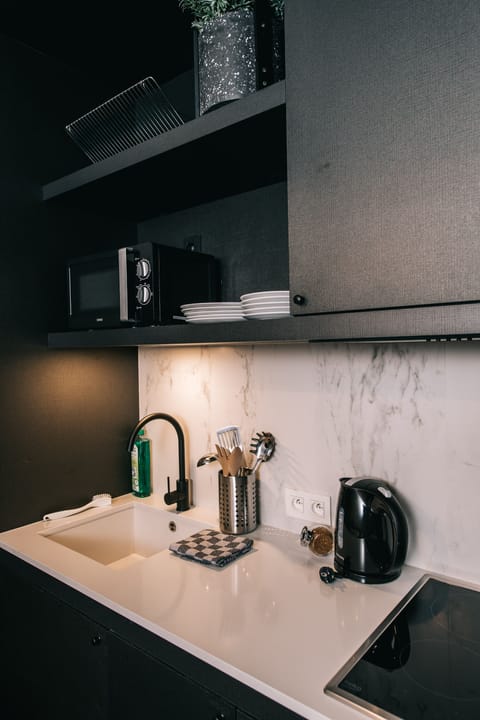 King Studio | Private kitchenette | Fridge, microwave, stovetop, electric kettle