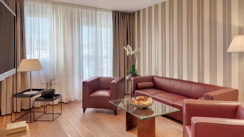 Penthouse Suite mit Gartenblick | Living area | 32-inch flat-screen TV with satellite channels, TV