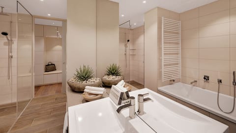 Penthouse Suite mit Gartenblick | Bathroom | Designer toiletries, hair dryer, towels, soap