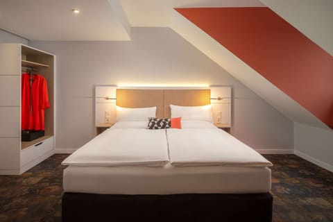 Business double room city side | Premium bedding, down comforters, pillowtop beds, minibar