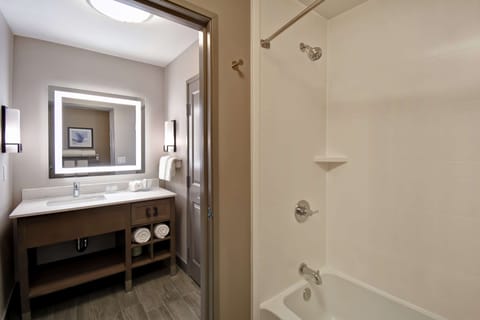 Suite, 1 Bedroom, Non Smoking | Bathroom | Combined shower/tub, towels