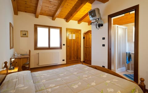 Minibar, in-room safe, cribs/infant beds, free WiFi