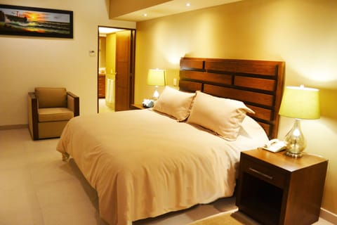 Master Suite One Bedroom | In-room safe, iron/ironing board, free WiFi, bed sheets