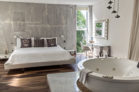 Master Suite | Jetted tub