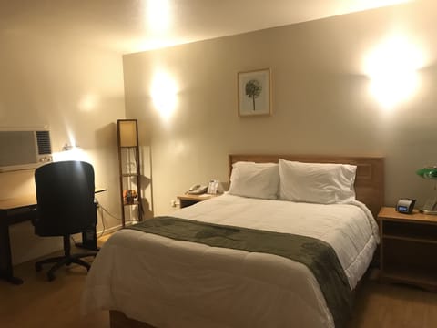 Deluxe Room | Minibar, desk, bed sheets