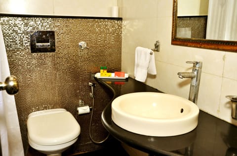 Super Deluxe | Bathroom | Shower, free toiletries, hair dryer, towels