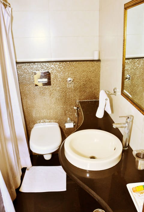 Super Deluxe | Bathroom | Shower, free toiletries, hair dryer, towels