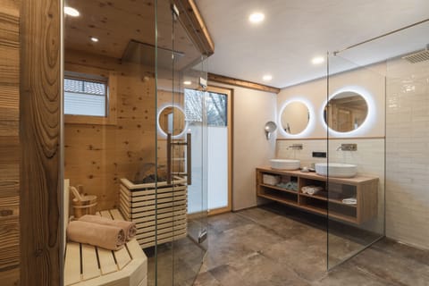 Superior Chalet | Bathroom | Free toiletries, hair dryer, bathrobes, slippers