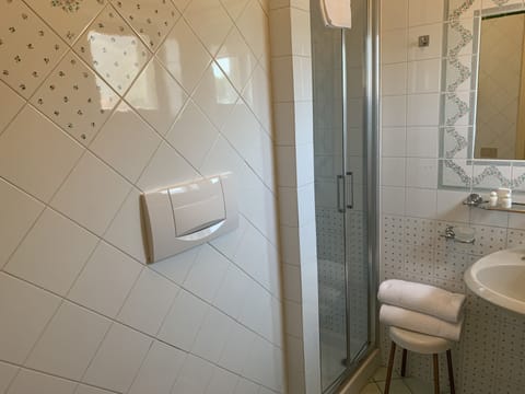 Superior Double Room, Sea View | Bathroom | Shower, hair dryer, bidet, towels