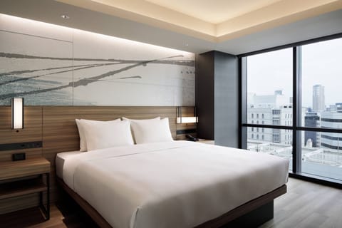 Room, 1 King Bed, Corner (Collaboration King) | Pillowtop beds, in-room safe, desk, laptop workspace