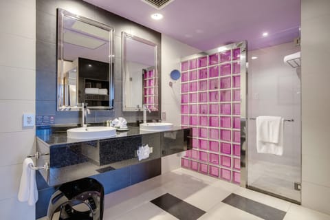 Penthouse (In the heart of the City) | Bathroom | Combined shower/tub, rainfall showerhead, eco-friendly toiletries