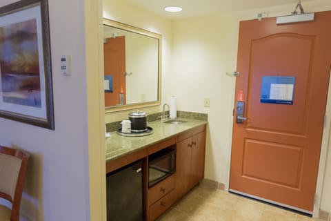 Studio King Suite Non Smoking | Bathroom sink