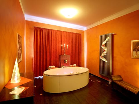 Couples treatment rooms, sauna, spa tub, Turkish bath, body treatments