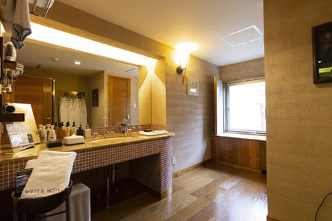 Deluxe Double Room | Bathroom | Combined shower/tub, jetted tub, rainfall showerhead