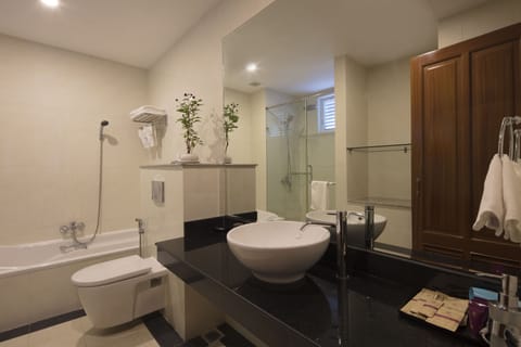 Junior Suite Ocean King | Bathroom | Separate tub and shower, rainfall showerhead, free toiletries