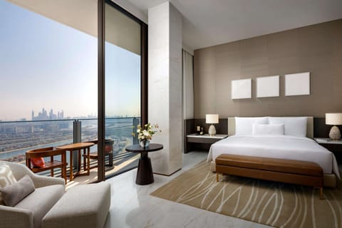 Signature Suite (Panoramic) | Premium bedding, minibar, in-room safe, desk