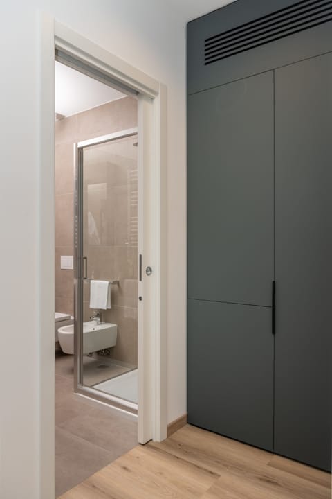 Superior Double Room | Bathroom | Shower, free toiletries, hair dryer, slippers