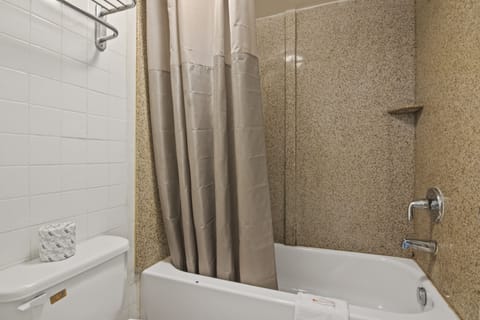 Deluxe Room, 1 King Bed, Non Smoking | Bathroom | Combined shower/tub, free toiletries, towels