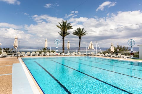 Seasonal outdoor pool, pool umbrellas, sun loungers