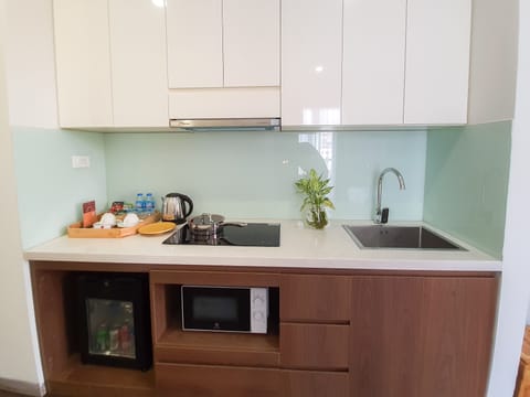 Design Studio, 1 Bedroom | Private kitchen | Mini-fridge, stovetop, dishwasher, electric kettle