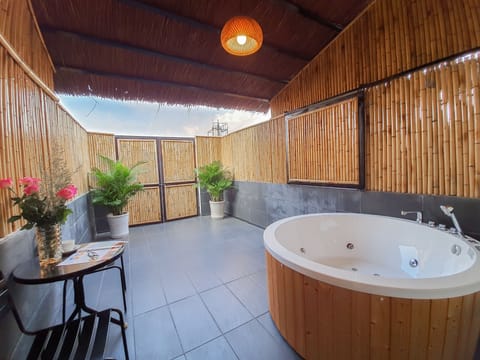 Design Studio, 1 Bedroom | Private spa tub