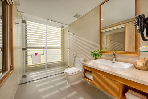 Superior Double Room | Bathroom | Shower, rainfall showerhead, free toiletries, hair dryer